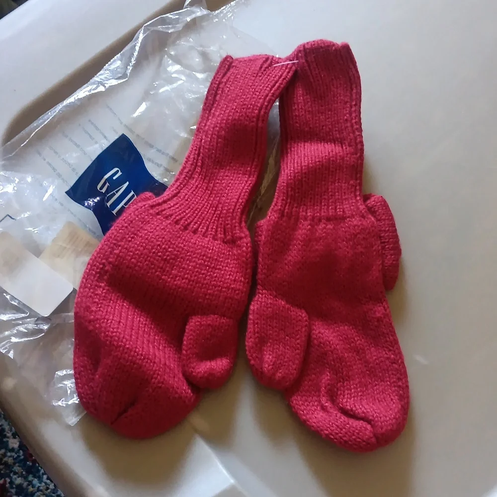 Gap knit mittens with bow